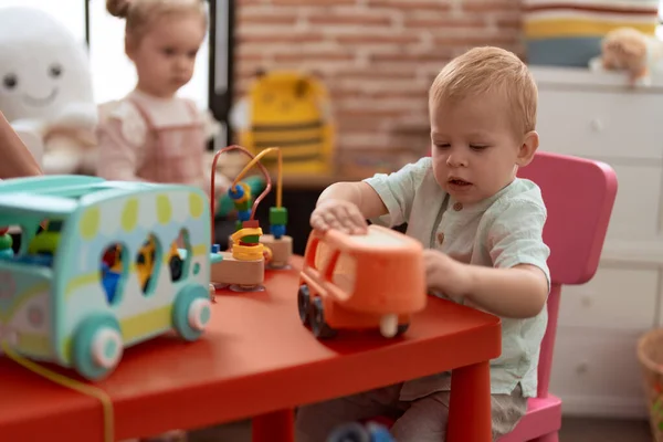 Чарівна Дівчина Хлопчик Грають Іграшками Столі Дитячому Саду — стокове фото
