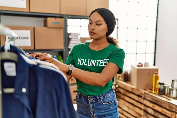 Young Latin Woman Wearing Volunteer Uniform Working Charity Center — Stock Photo, Image