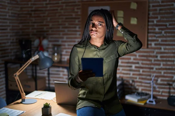 Young African American Braids Working Office Night Confuse Wondering Question — Stockfoto