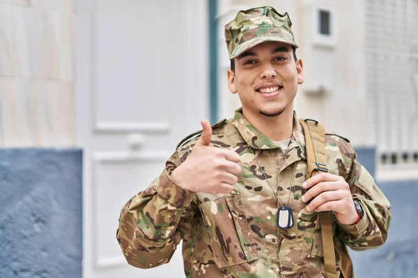 Mladý Arabský Muž Maskovací Armádní Uniformě Venku Úsměvem Šťastný Pozitivní — Stock fotografie