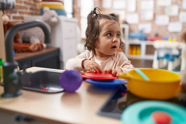 Adorable Hispanic Girl Playing Play Kitchen Standing Kindergarten — Stock Photo, Image