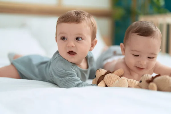 Két Kisgyerek Fekszik Ágyon Teddy Macival Játszanak Hálószobában — Stock Fotó