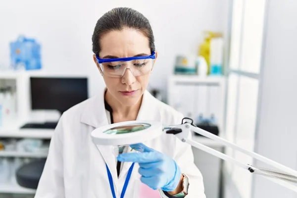 Young Hispanic Woman Wearing Scientist Uniform Working Laboratory — Stock Photo, Image