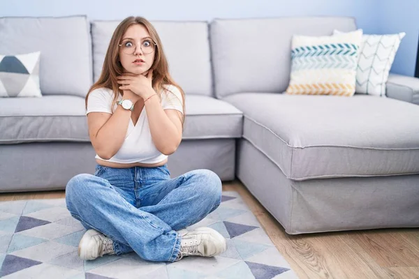 Young Caucasian Woman Sitting Floor Living Room Shouting Suffocate Because — Foto Stock