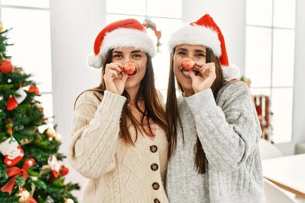 Dos Mujeres Sonriendo Confiadas Con Bola Navidad Nariz Casa — Foto de Stock