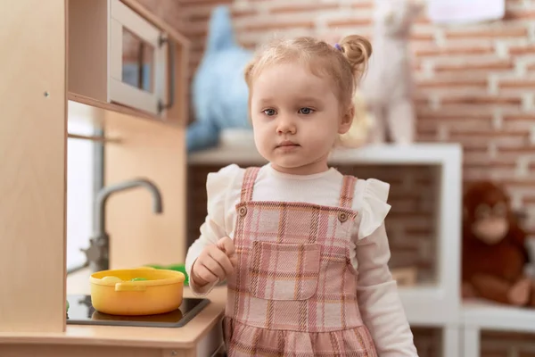 Menina Caucasiana Adorável Brincando Com Cozinha Brincar Jardim Infância — Fotografia de Stock