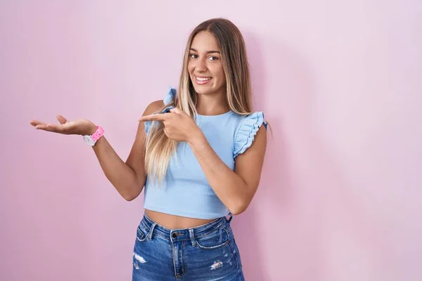Young Blonde Woman Standing Pink Background Amazed Smiling Camera While — Zdjęcie stockowe