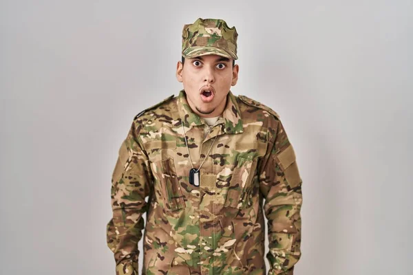 Νεαρός Άραβας Φορώντας Στολή Καμουφλάζ Στρατού Φοβισμένος Και Σοκαρισμένος Από — Φωτογραφία Αρχείου