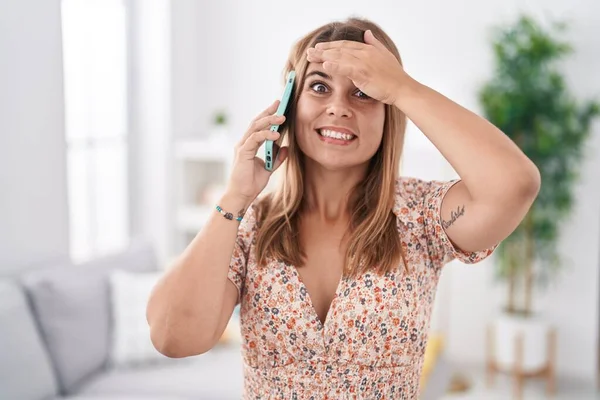 Mulher Hispânica Jovem Conversando Smartphone Estressado Frustrado Com Mão Cabeça — Fotografia de Stock