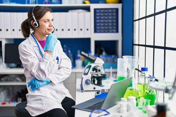 Hispanic Woman Working Scientist Laboratory Serious Face Thinking Question Hand —  Fotos de Stock