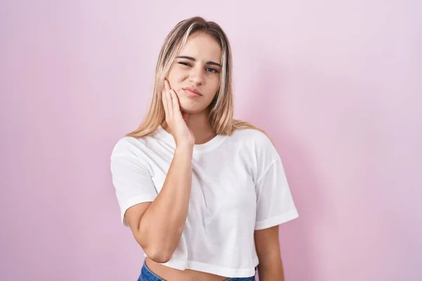 Young Blonde Woman Standing Pink Background Touching Mouth Hand Painful — Stockfoto