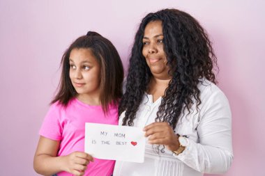 Anne ve küçük kızı annemi kucaklıyor. Gülümseyen, yan bakan ve düşünen en iyi pankarttır.. 