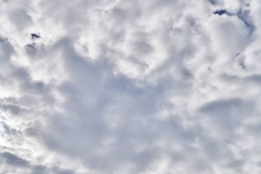 Güneşli bir günde bulutlu güzel mavi gökyüzü