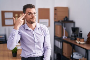 Ofisteki genç İspanyol adam kendini vuruyor ve öldürüyor. Elini ve parmaklarını silah gibi kullanıyor. İntihar hareketi.. 