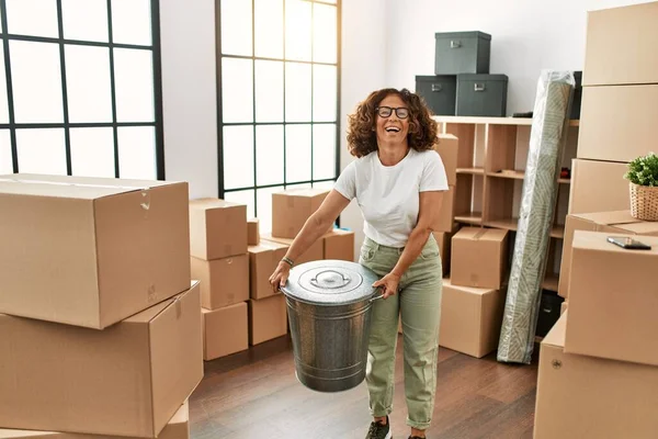 Middle Age Hispanic Woman Smiling Confident Holding Wastebasket New Home — Stock Photo, Image