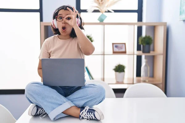 Young Hispanic Woman Using Laptop Sitting Table Wearing Headphones Doing — Stockfoto
