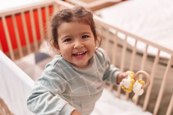 Entzückendes Hispanisches Kleinkind Lächelt Selbstbewusst Auf Wiege Schlafzimmer — Stockfoto