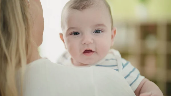 Sevimli Beyaz Bebek Anne Kollarına Güvenerek Gülümsüyor — Stok fotoğraf