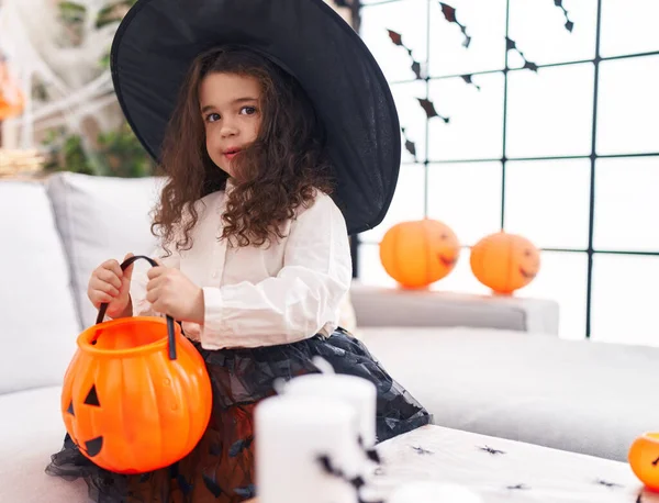 Adorável Menina Hispânica Vestindo Halloween Traje Segurando Cesta Abóbora Casa — Fotografia de Stock