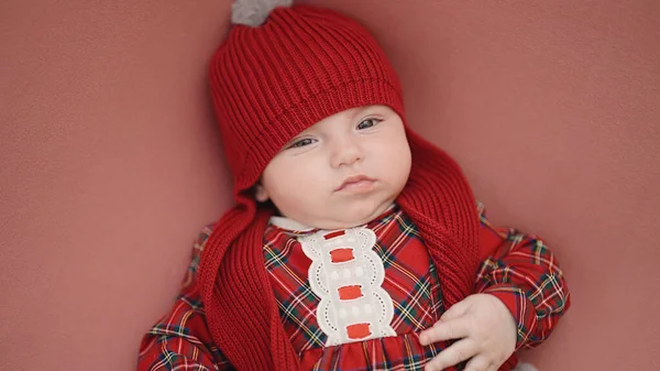 Adorable Bebé Caucásico Acostado Suelo Con Expresión Relajada Sobre Fondo —  Fotos de Stock