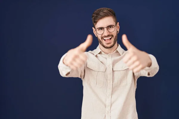 Hispanic Man Beard Standing Blue Background Approving Doing Positive Gesture — Fotografia de Stock