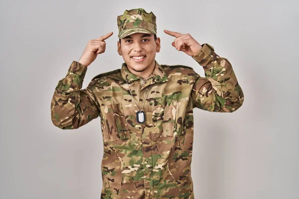 Young Arab Man Wearing Camouflage Army Uniform Smiling Pointing Head — Stock Photo, Image