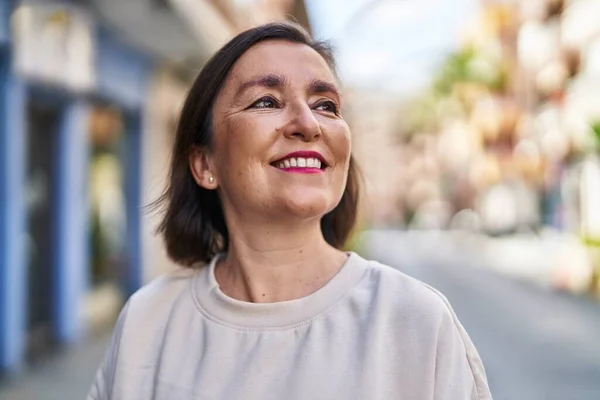 Mujer Mediana Edad Sonriendo Confiada Mirando Cielo Calle —  Fotos de Stock