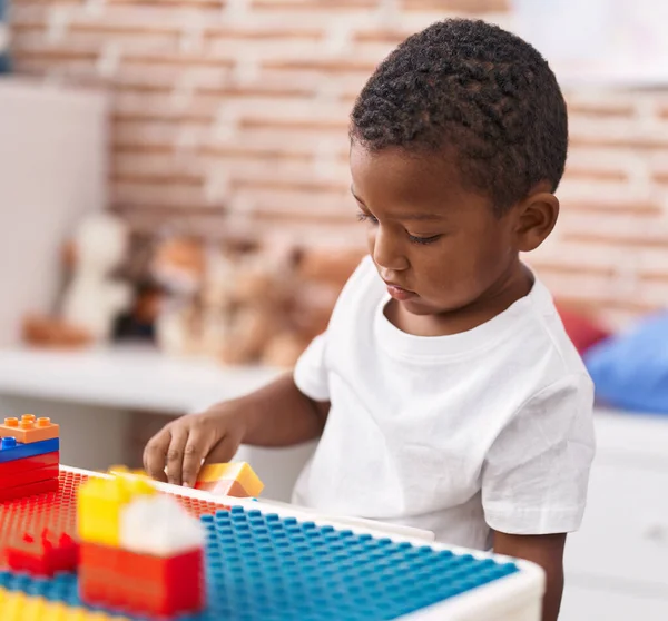 Anaokulundaki Masada Oturan Afrikalı Amerikalı Çocuk Inşaat Bloklarıyla Oynuyor — Stok fotoğraf