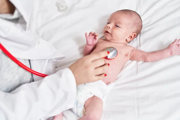 Beyaz Bebek Yatak Odasında Steteskopla Kalp Muayenesi Yaptırıyor — Stok fotoğraf
