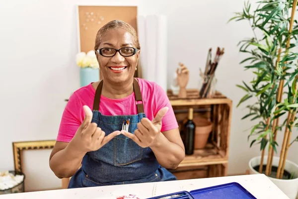 Senior African American Woman Communicating Deaf Language Art Studio — Stock Photo, Image