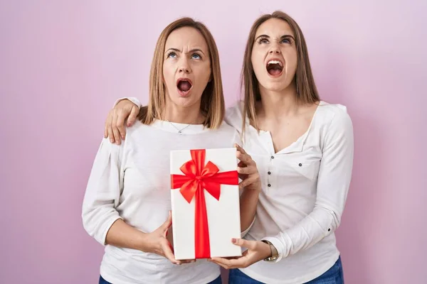Middle Age Mother Young Daughter Holding Mothers Day Gift Angry —  Fotos de Stock