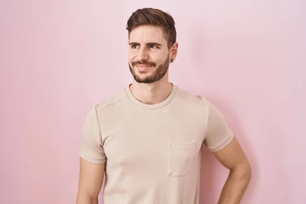 Hispanic Man Beard Standing Pink Background Smiling Looking Side Staring — Stockfoto