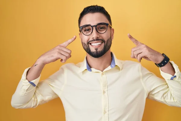 Hispanic Young Man Wearing Business Clothes Glasses Smiling Pointing Head — Stock Photo, Image