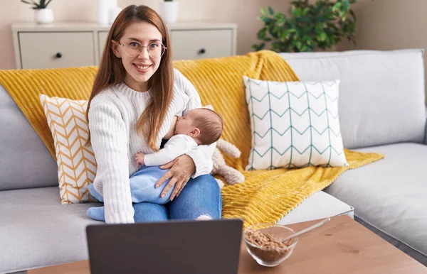 Moeder Zoon Met Behulp Van Laptop Borstvoeding Baby Thuis — Stockfoto