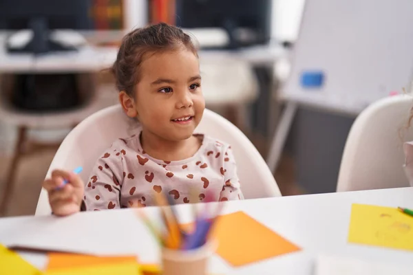 Entzückende Hispanische Studentin Sitzt Kindergarten Auf Einem Tisch Und Zeichnet — Stockfoto