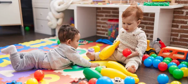 Två Bedårande Bebisar Leker Med Bollar Och Bowlingkäglor Sittande Golvet — Stockfoto
