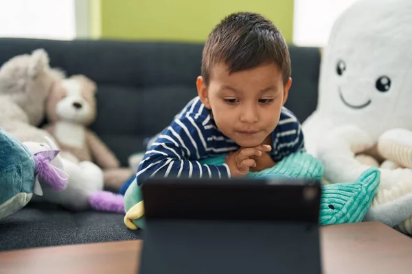 Adorável Criança Hispânica Assistindo Vídeo Touchpad Sentado Sofá Casa — Fotografia de Stock