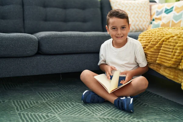 Adorável Criança Hispânica Leitura Livro Sentado Chão Casa — Fotografia de Stock