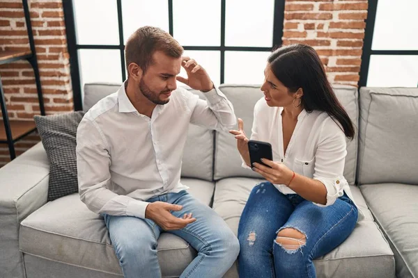 Man Woman Couple Arguing Smartphone Conflict Home — Stock Photo, Image