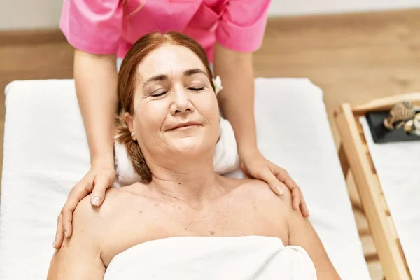 Middelbare Leeftijd Kaukasische Vrouw Met Schouders Massage Bij Beauty Center — Stockfoto