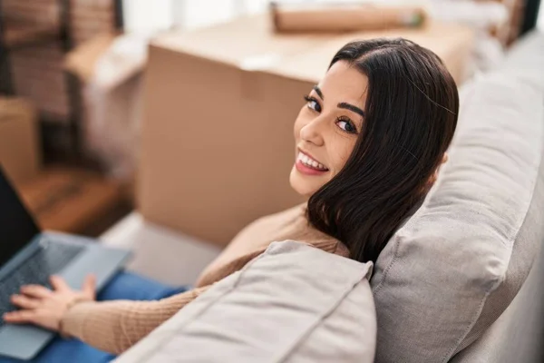 Young Beautiful Hispanic Woman Smiling Confident Using Laptop New Home — Fotografia de Stock