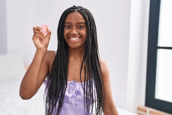 Νεαρός Αφροαμερικάνος Πλεξούδες Κρατώντας Εμμηνορροϊκό Κύπελλο Αναζητούν Θετική Και Ευτυχισμένη — Φωτογραφία Αρχείου