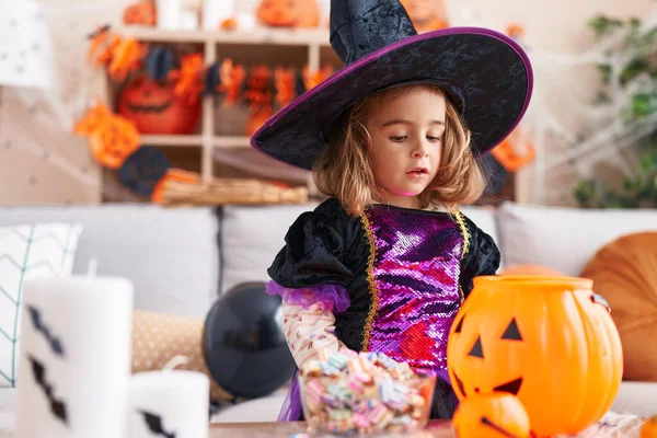 Adorável Menina Hispânica Tendo Festa Halloween Colocando Doces Cesta Abóbora — Fotografia de Stock