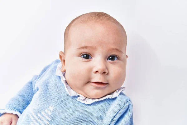 Liebenswertes Baby Lächelt Selbstbewusst Über Weißen Isolierten Hintergrund — Stockfoto