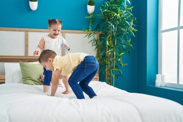 Twee Kinderen Glimlachen Vol Vertrouwen Springen Bed Slaapkamer — Stockfoto