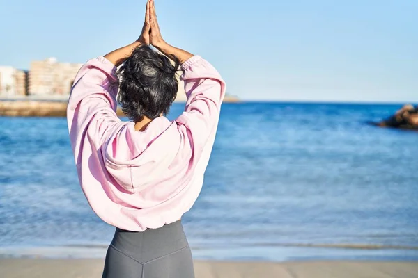 Young Woman Training Yoga Exercise Standing Seaside — Stock Photo, Image
