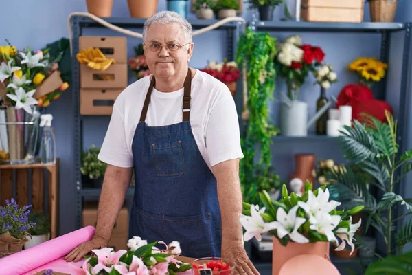 Meia Idade Homem Cabelos Grisalhos Florista Sorrindo Confiante Florista — Fotografia de Stock