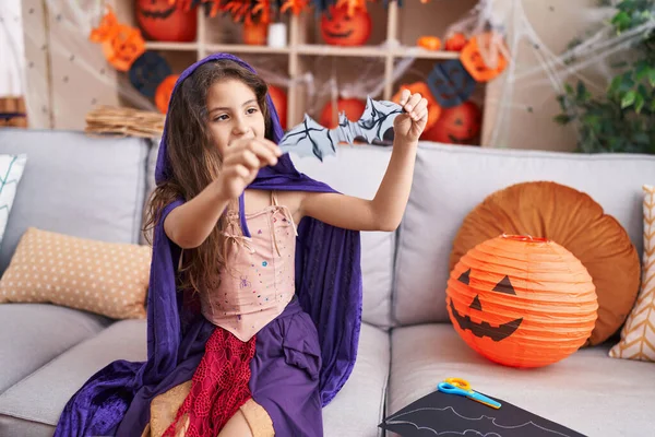 Adorável Menina Hispânica Vestindo Halloween Traje Segurando Papel Morcego Casa — Fotografia de Stock