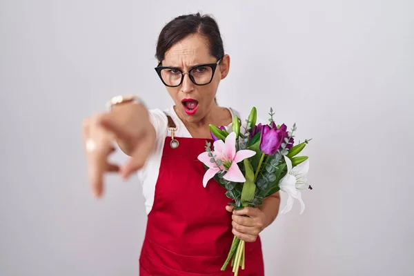 Middle Age Brunette Woman Wearing Apron Working Florist Shop Holding — Stok fotoğraf