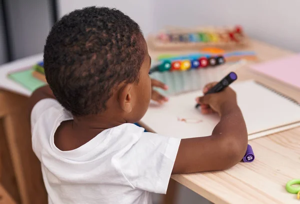 Niño Afroamericano Estudiante Preescolar Sentado Dibujo Mesa Cuaderno Jardín Infantes —  Fotos de Stock